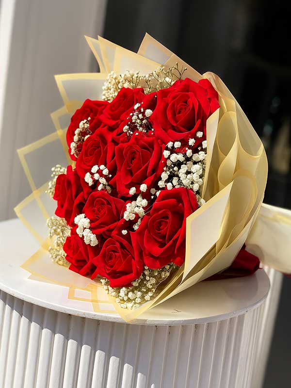 Golden Elegance 10 Roses Bouquet
