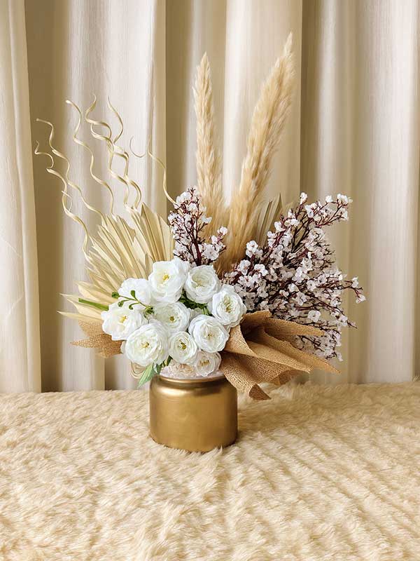 White & Golden Table Décor 